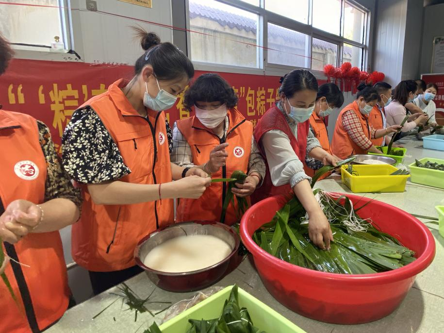 青口供電所黨支部聯(lián)合生產(chǎn)生活服務中心分會、黃沙坨社區(qū)，共同舉辦“悠悠艾草香 濃濃端午情”系列活動。.png